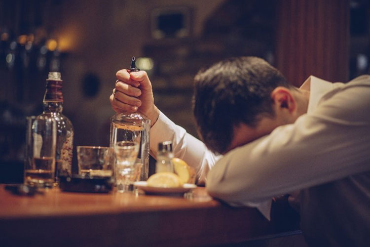 依存症の人にとって、なぜ断酒はなぜ難しいのか